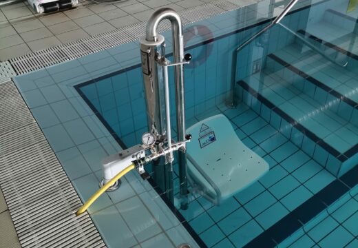 A piscina municipal de Ortigueira, un lugar máis accesible coa instalación dun elevador hidráulico para acceder ao vaso